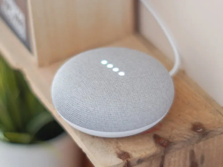 Smarter Speaker auf Holzbox