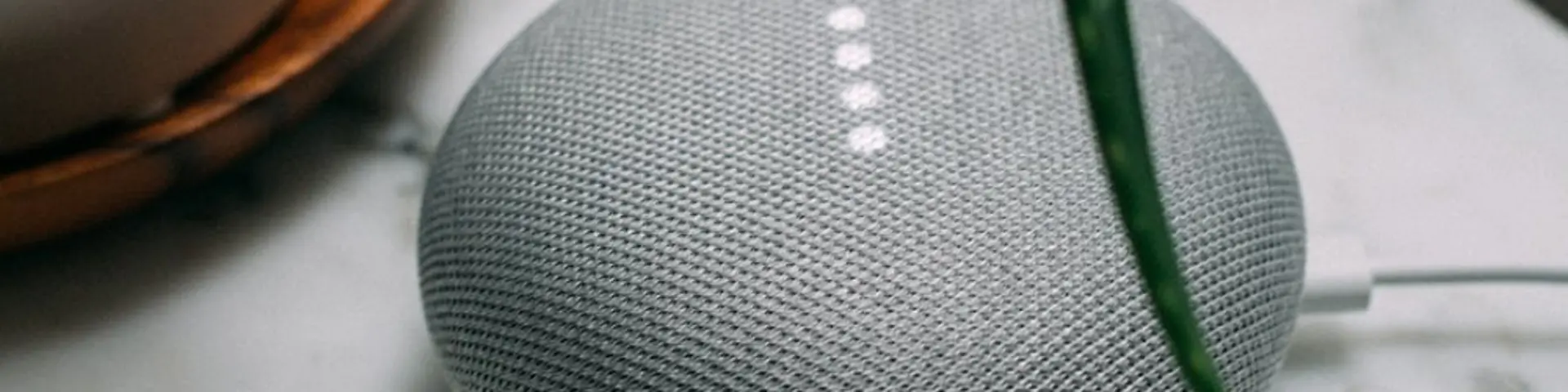Smart Speaker auf einem Tisch