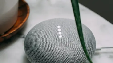 Smart Speaker auf einem Tisch